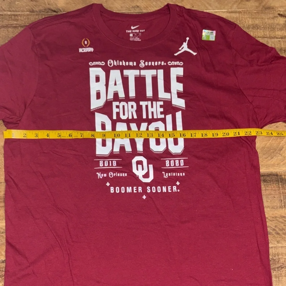 The Nike Tee “Battle For The Bayou” Oklahoma Sooners Graphic Tee NEW